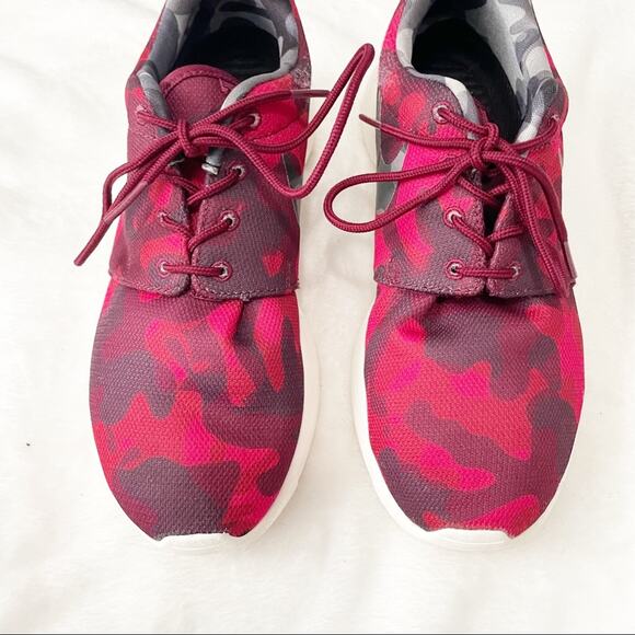 Nike Roshe Run One red camouflage print running sneaker size 7 athletic - Picture 3 of 8